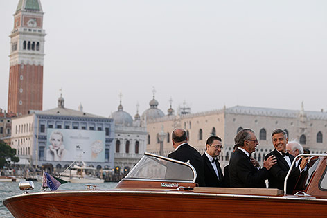 © APA/AP/Luca Bruno George Clooney auf einem Boot vor dem Piazza San Marco in Venedig