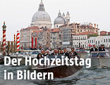 George Clooney auf einem Boot zusammen mit Hochzeitsgästen