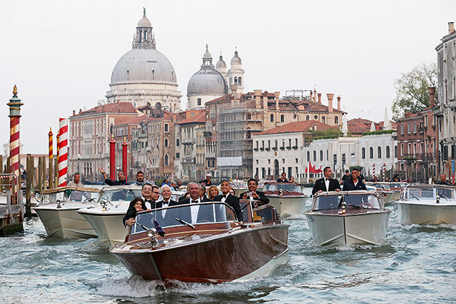 © Reuters/Alessandro Bianchi George Clooney auf einem Boot zusammen mit Hochzeitsgästen