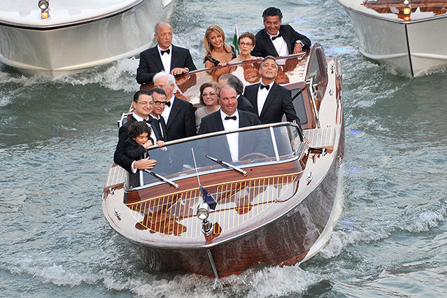© APA/AP/Luigi Costantini George Clooney auf einem Boot mit Hochzeitsgästen