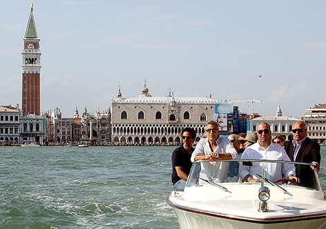 © Reuters/Manuel Silvestri Schauspieler George Clooney auf einem Boot vor Venedig