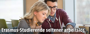 Zwei Studenten lernen gemeinsam
