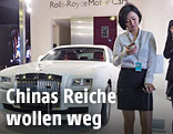 Frau vor einem Rolls Royce auf einer Automesse