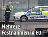 Londoner Polizist neben einem Einsatzfahrzeug