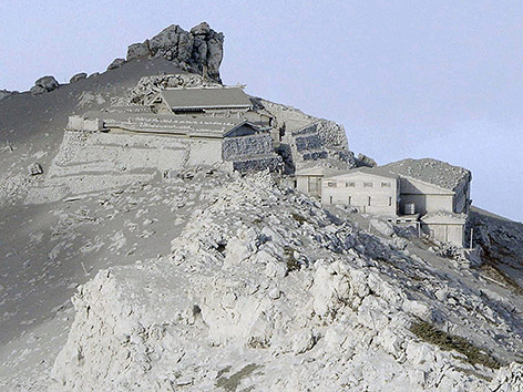 © APA/AP/Kyodo News Asche über einer Berghütte am Ontakesan