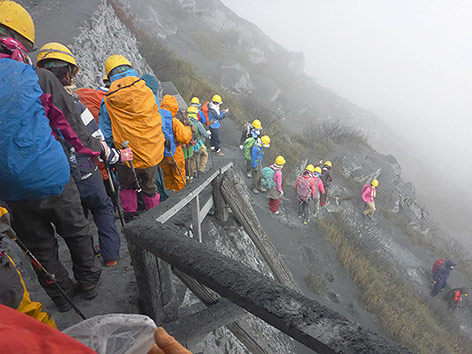 © APA/AP/Kyodo News Bergwanderer steigen vom Ontakesan ab