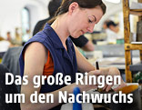Lehrling in Schuhfabrik bei der Arbeit