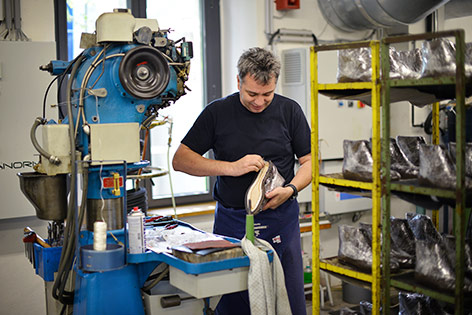 © ORF.at/Zita Köver Mitarbeiter einer Schuhfabrik