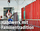 Mitarbeiter der Glaserei bei der Arbeit