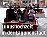 Hochzeitsgäste bei der Fahrt über den Canale Grande