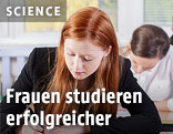 Studentin schreibt einen Test