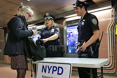 © APA/EPA/Peter Foley New Yorker Polizisten kontrollieren in einer U-Bahn-Station die Tasche einer Frau