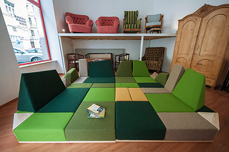 © ORF.at/Zita Köver Sofa von mathak und mahlknecht