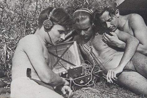 Junge Männer beim Radio-Hören

