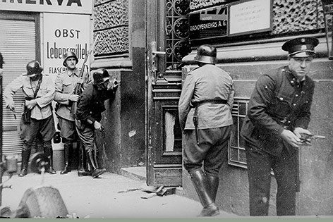 
Die Exekutive vor dem von Nationalsozialisten besetzten RAVAG- Gebäude in der Johannesgasse 4a
