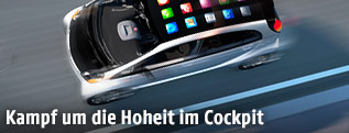 App-Symbole auf fahrendem Auto
