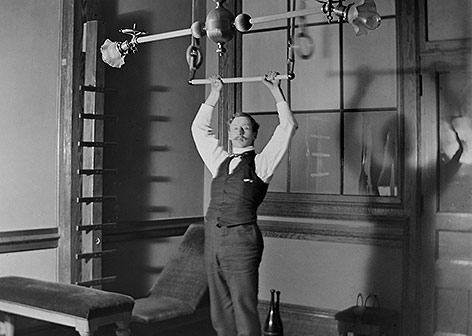 © Corbis/Kirn Vintage Stock Mann mit Fitnessgerät