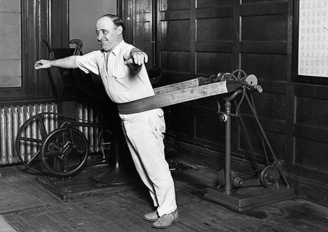 © Corbis/Underwood Mann mit Fitnessgerät
