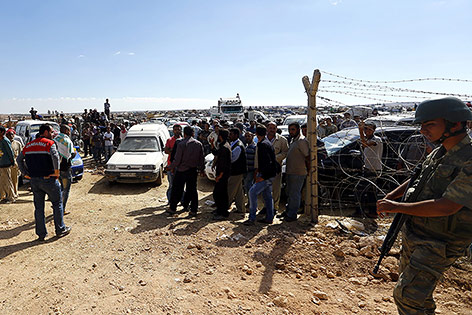 Syrische Flüchtlinge an der türkischen Grenze
