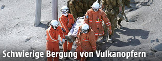 Rettungshelfer bergen Tote von Vulkan