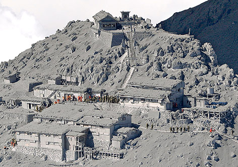 © Reuters/Kyodo Von Asche bedeckte Unterkünfte auf dem Mount Ontake