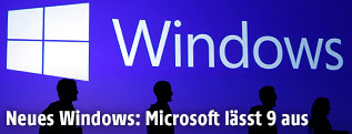 Menschliche Silhouetten vor dem Windows-Logo