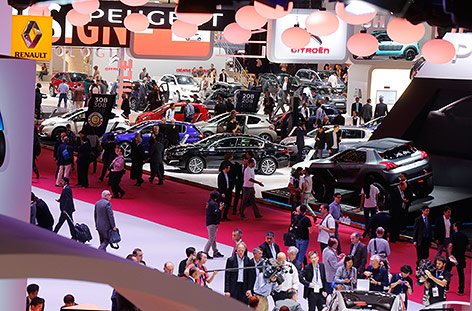 © Reuters/Jacky Naegelen Besucher auf der Automesse in Paris