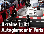 Besucher auf der Automesse in Paris
