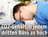 Müder Mann am Arbeitsplatz