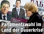 Eine Frau geht in Sofia an Wahlplakaten mit Bildern des bulgarischen Pr&auml;sidenten Georgi Parwanow vorbei