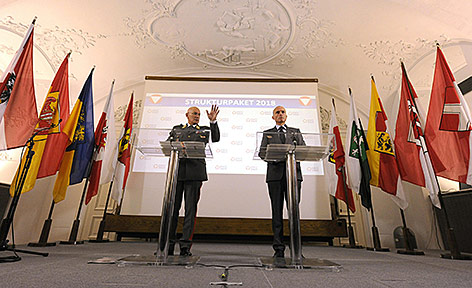 © APA/Herbert Pfarrhofer Generalstabschef Othmar Commenda und Verteidigungsminister Gerald Klug bei einer Pressekonferenz