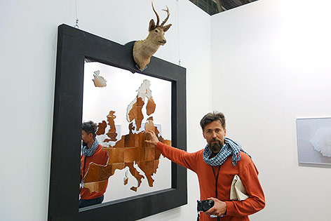 © ORF.at/Simon Hadler Kunstwerk von Virgil Scripcario mit dem Titel "Eurotrophy" zeigt eine Europakarte aus Tierfell