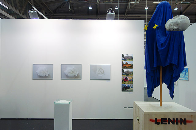 © ORF.at/Simon Hadler Kunstwerk von Virgil Scripcario mit dem Namen "Ideology" zeigt Bilder mit Hammer und Sichel sowie eine Leninstatue mit abgebrochenem Kopf