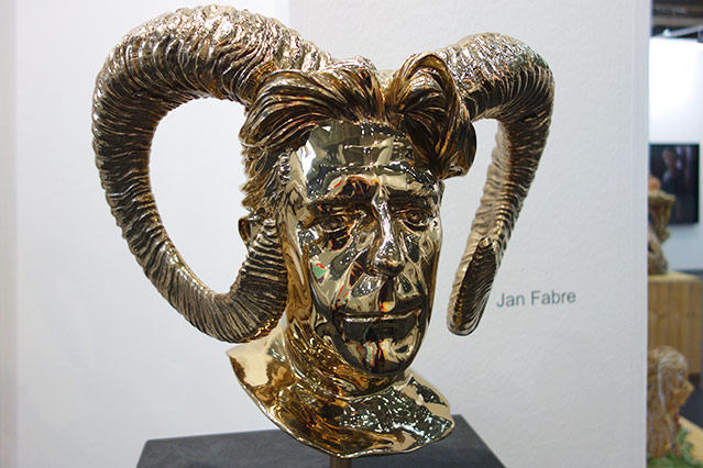© ORF.at/Simon Hadler Goldener Kopf eines Mannes mit einem Widder-Geweih