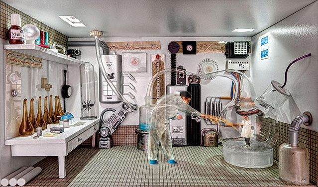 © MARINA GISICH GALLERY Kunstwerk von Marina Alexeeva mit dem Titel "Laboratory" zeigt einen Mann in einem Labor