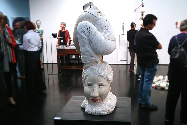 © Martin Seidenschwann Marmorskulptur "Don't contact me, I'm happy" von Markus Redl