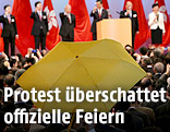 Regenschirm bei Honkongs Feiern zum Nationalfeiertag