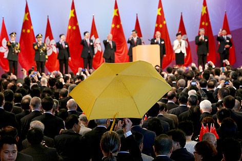 © Reuters/Bobby Yip Regenschirm bei Honkongs Feiern zum Nationalfeiertag