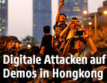 Demonstranten mit Smartphones