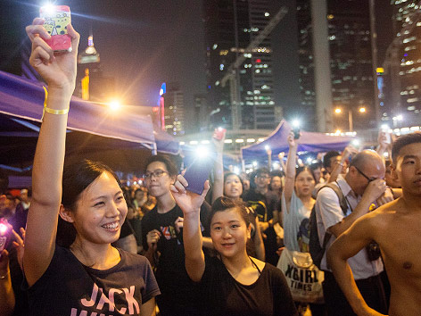 © APA/EPA/Alex Hofford Demonstranten mit Smartphones