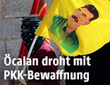 Kurde mit Abdullah-&Ouml;calan-Fahne