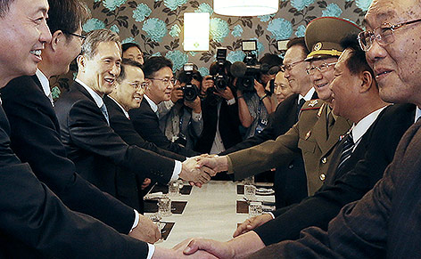 © APA/AP/Yonhap/Yun Tae-hyun Händeschütteln zwischen den Delegationen