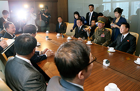 © APA/AP/Yonhap/Yun Tae-hyun Delegationen am Verhandlungstisch