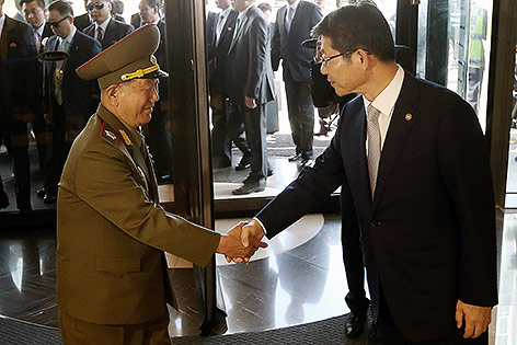 © APA/AP/Yonhap/Shin Jun-hee Händeschütteln