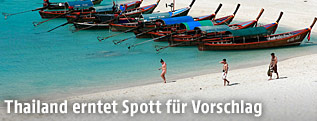Touristen auf einem thailänischen Strand