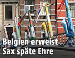 Bunte Saxophone auf einer Brücke in Dinant