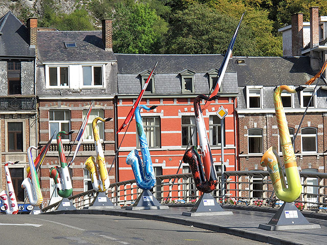 © APA/dpa/Christoph Meurer Bunte Saxophone auf einer Brücke in Dinant