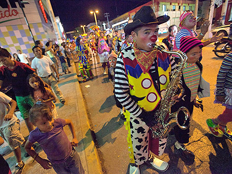 © Reuters/Victor Ruiz Garcia Ein Clown mit Saxophon