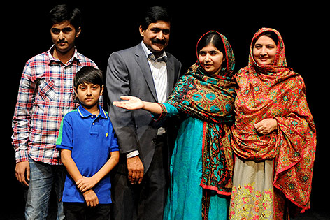 © AP/Rui Vieira Friedensnobelpreisträgerin Malala Yousafzai mit ihrer Familie