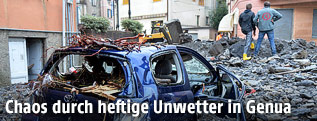 Von Schlammmassen zerstörtes Auto in Genua